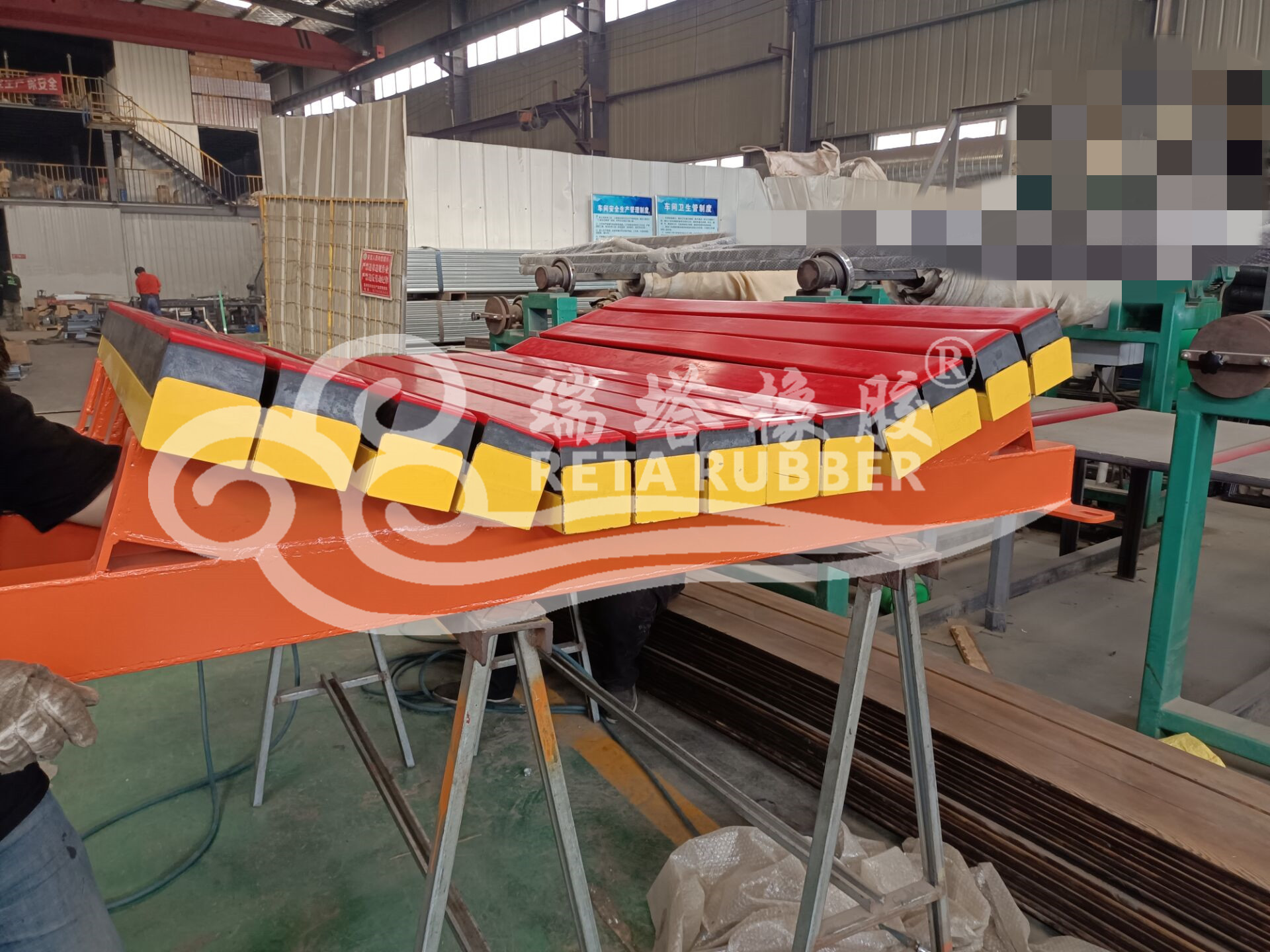 客戶定購輸送機落料點耐磨緩沖床發貨  